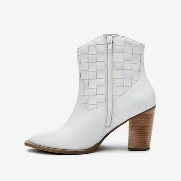 Matisse white soft leather bootie with 2.5 inch heel!  Brand new in size 8!! - Picture 3 of 7